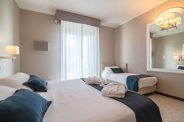 Comfort Üç Kişilik Oda, Kısmi Deniz Manzaralı (Large)