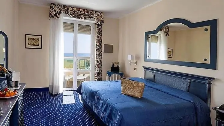 Comfort Üç Kişilik Oda, Kısmi Deniz Manzaralı (Large)