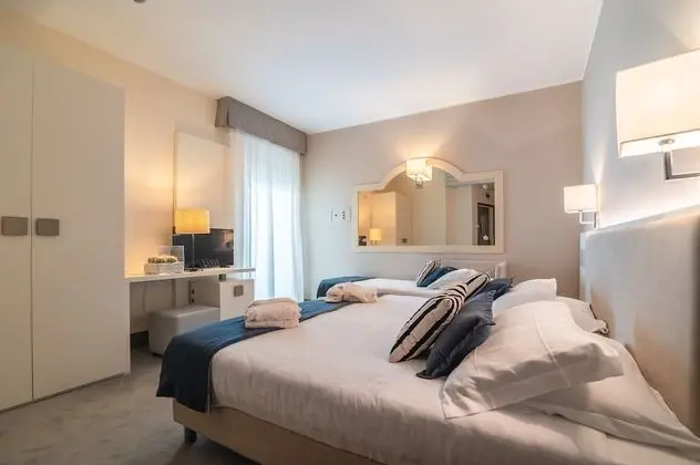 Comfort Üç Kişilik Oda, Kısmi Deniz Manzaralı (Large)