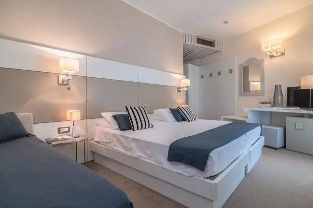 Comfort Üç Kişilik Oda, Kısmi Deniz Manzaralı (Large)