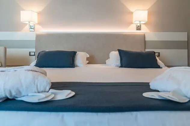 Comfort Üç Kişilik Oda, Kısmi Deniz Manzaralı (Large)