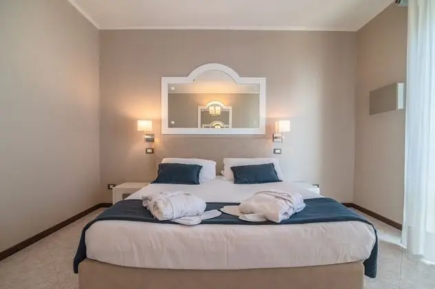 Comfort Üç Kişilik Oda, Kısmi Deniz Manzaralı (Large)