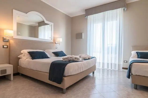 Comfort Üç Kişilik Oda, Kısmi Deniz Manzaralı (Large)