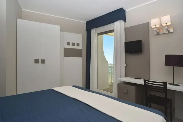 Comfort Üç Kişilik Oda, Kısmi Deniz Manzaralı (Large)