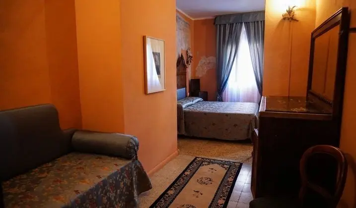 Traditional Üç Kişilik Oda