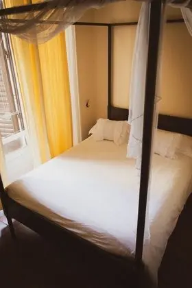 Büyük Yataklı Tek Kişilik Oda