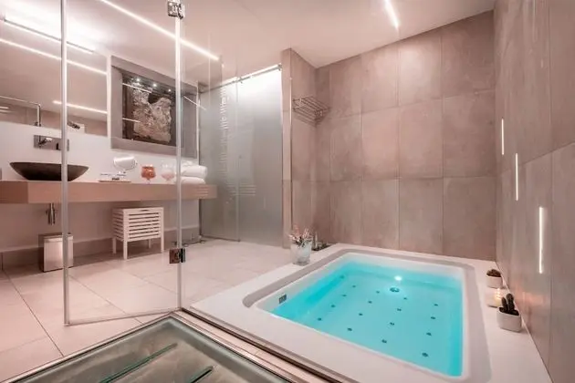Luxury Süit, Jakuzi
