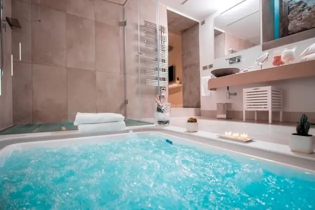 Luxury Süit, Jakuzi