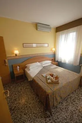 Üç Kişilik Oda