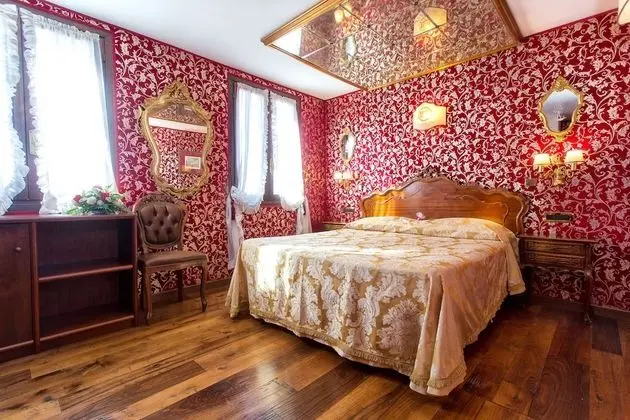 Tek Büyük veya İki Ayrı Yataklı Oda (3rd Floor, no lift )