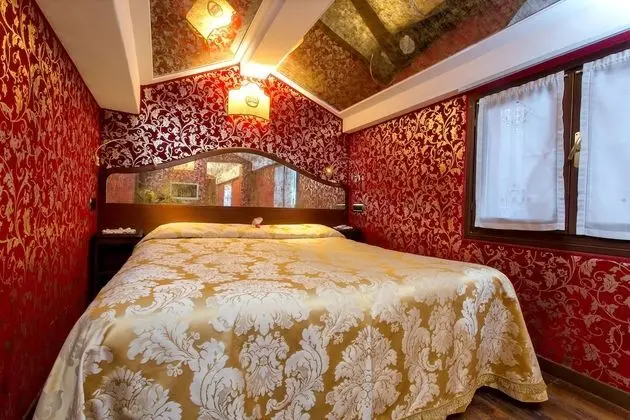 Tek Büyük veya İki Ayrı Yataklı Oda (3rd Floor, no lift )