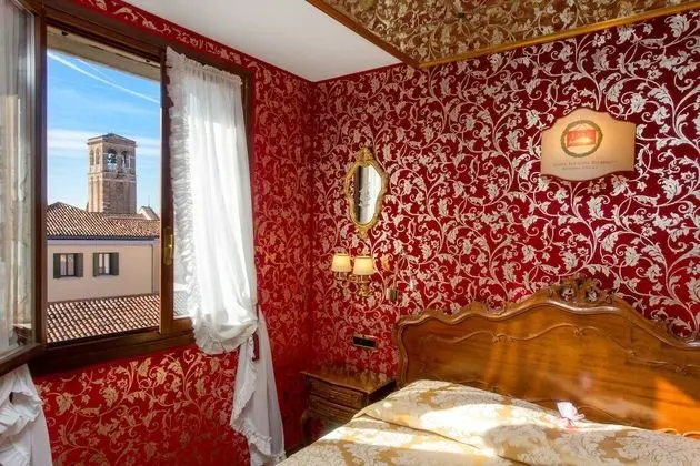 Tek Büyük veya İki Ayrı Yataklı Oda (3rd Floor, no lift )