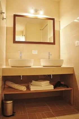 Deluxe Tek Büyük Yataklı Oda, Teras, Bahçe Manzaralı