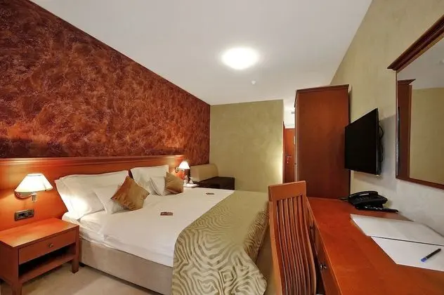 Standard Tek Büyük veya İki Ayrı Yataklı Oda, 1 Büyük (Queen) Boy Yatak, Kısmi Deniz Manzarası