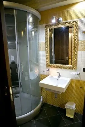 Üç Kişilik Oda