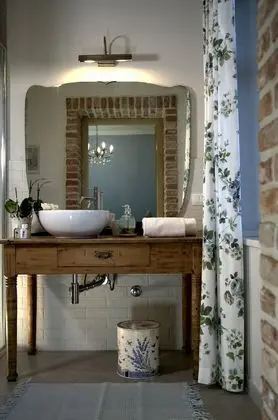 Üç Kişilik Oda, Sigara İçilmez