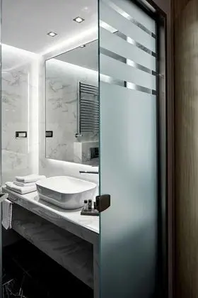 Junior Süit, Balkon