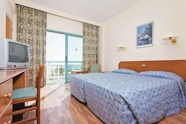 Tek Büyük veya İki Ayrı Yataklı Oda, Bahçe Manzaralı