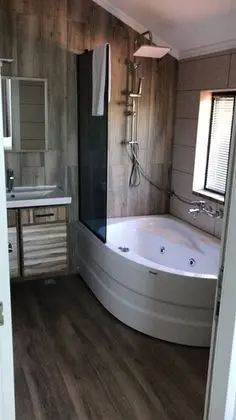 Double Suit, Göl Manzaralı, Jakuzili