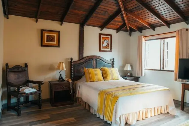 Triple Colonial Room