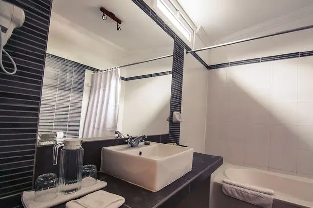 Triple Colonial Room