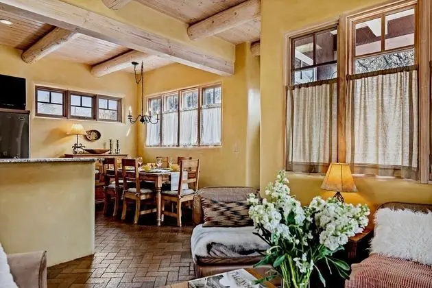 Ev (Antonia - Stylish Retreat, blocks fro)