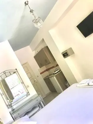Superior Stüdyo, Havuz Manzaralı