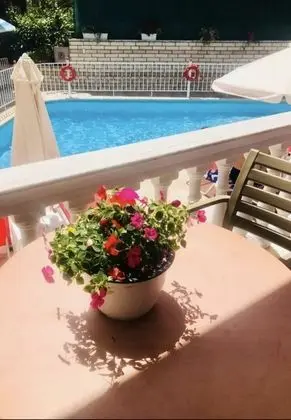 Superior Stüdyo, Havuz Manzaralı