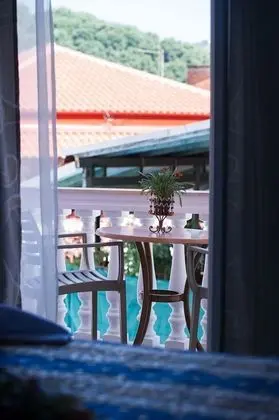 Superior Stüdyo, Havuz Manzaralı