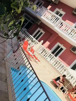 Superior Stüdyo, Havuz Manzaralı