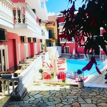 Superior Stüdyo, Havuz Manzaralı