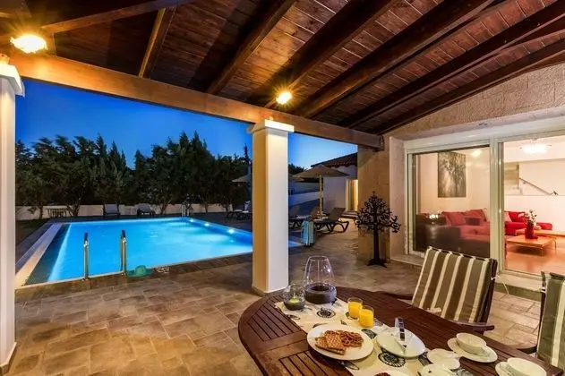 Superior Villa, 4 Yatak Odası, Kişiye Özel Havuzlu, Denize Sıfır