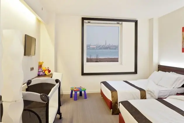 Family Room Executive, Venice View