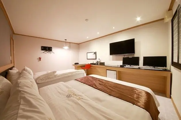 Oda (Twin bed (Netflix available gaming co)