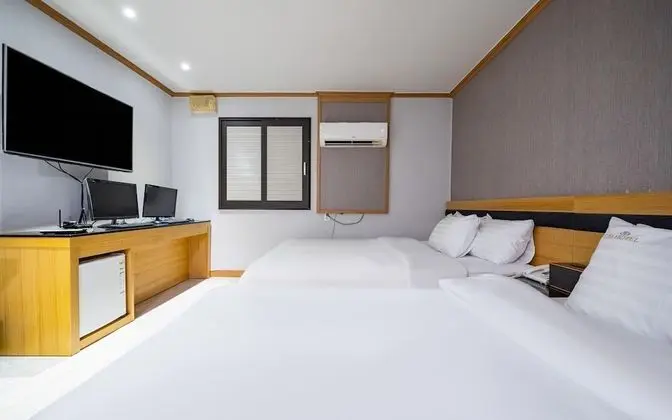 Oda (Twin bed (Netflix available gaming co)