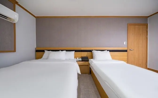 Oda (Twin bed (Netflix available gaming co)