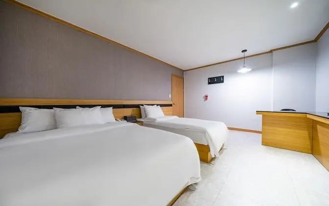 Oda (Twin bed (Netflix available gaming co)