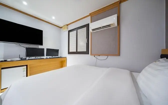 Oda (Twin bed (Netflix available gaming co)