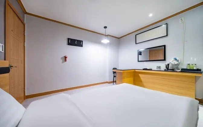 Oda (Twin bed (Netflix available gaming co)