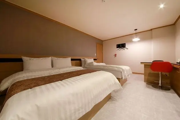 Oda (Twin bed (Netflix available gaming co)