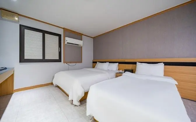 Oda (Twin bed (Netflix available gaming co)
