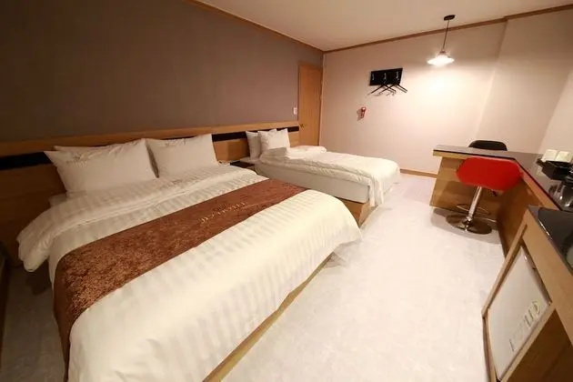 Oda (Twin bed (Netflix available gaming co)