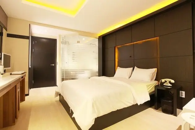 Oda (Semi-special room (1 PC Netflix avail)