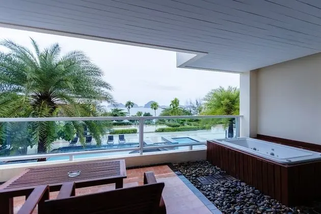 Deluxe Jacuzzi Sea View