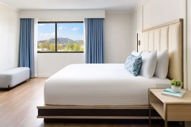 Standard Room, 1 King Bed