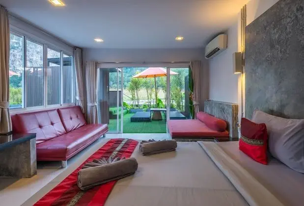 Grand Deluxe Pool Side
