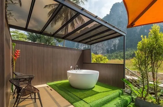 Grand Deluxe Pool Side