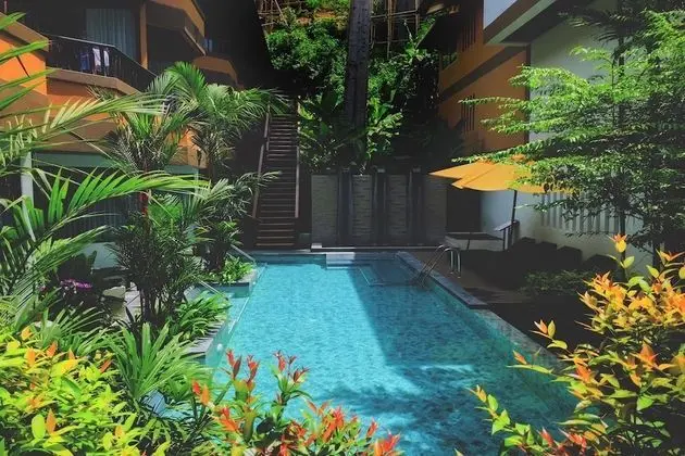 Deluxe Pool Access