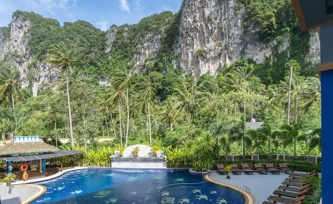 Deluxe Pool Access