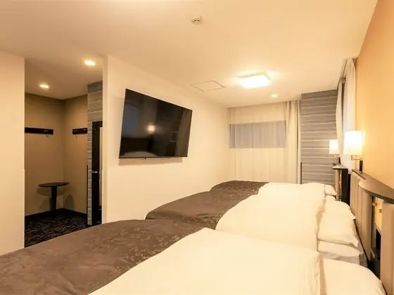 Üç Kişilik Oda, Sigara İçilmez